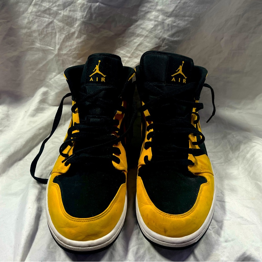Air Jordan 1 Retro Mid ‘Reverse New Love’